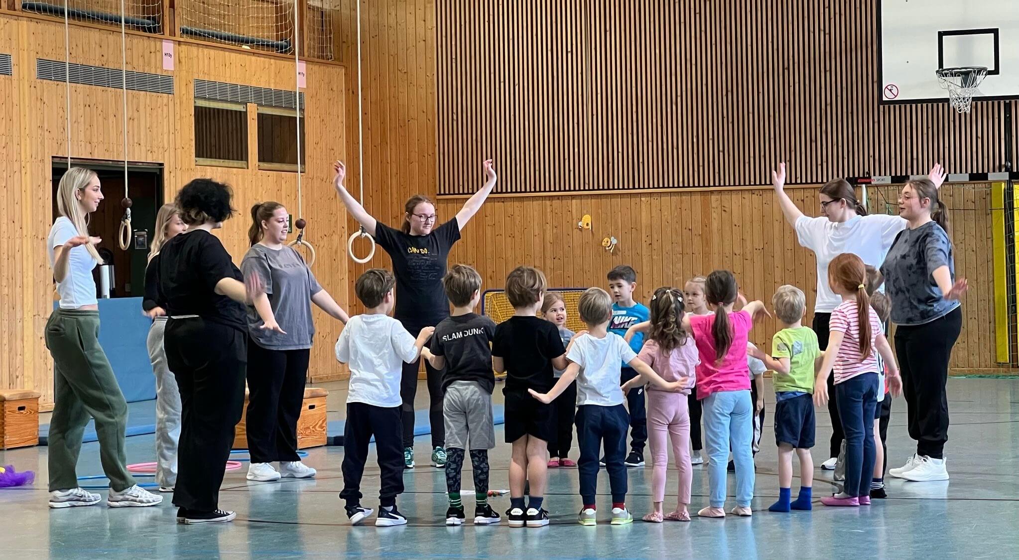 Bewegungsspaß für alle: Großes Turnen mit der Fachakademie